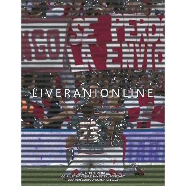 (101213) -- BUENOS AIRES, Dec. 13, 2010 () -- Estudiantes de la Plata\'s players celebrate winning the Argentine First Division Championship cup over Arsenal in Buenos Aires, Argentina, on Dec. 12, 2010. (/Martin Zabala) AG. ALDO LIVERANI SAS ITALY ONLY