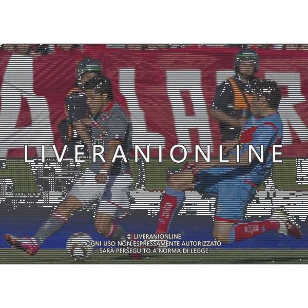 (101213) -- BUENOS AIRES, Dec. 13, 2010 () -- Estudiantes de la Plata\'s Enzo Perez (L) fights for the ball with Arsenal\'s Andres Franzoia during an Argentine soccer league match in Buenos Aires, Argentina, on Dec. 12, 2010. (/Martin Zabala) AG. ALDO LIVERANI SAS ITALY ONLY