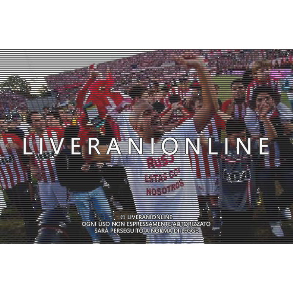 (101213) -- BUENOS AIRES, Dec. 13, 2010 () -- Estudiantes de la Plata\'s Juan Sebastian Veron (C) celebrates with his teammates after wining the Argentine First Division Championship cup over Arsenal in Buenos Aires, Argentina, on Dec. 12, 2010. (/Martin Zabala) AG. ALDO LIVERANI SAS ITALY ONLY