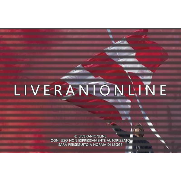 (101213) -- BUENOS AIRES, Dec. 13, 2010 () -- A supporter of Estudiantes de la Plata\'s waves a flag after the team winning the Argentine First Division Championship against Arsenal in Buenos Aires, Argentina, on Dec. 12, 2010. (/Martin Zabala) AG. ALDO LIVERANI SAS ITALY ONLY