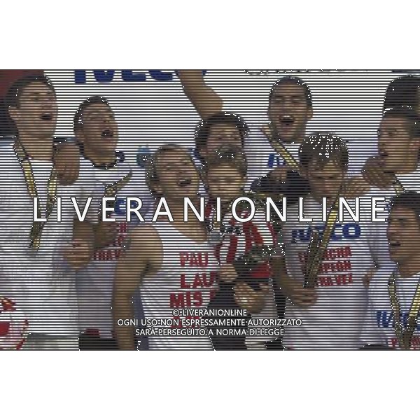 (101213) -- BUENOS AIRES, Dec. 13, 2010 () -- Estudiantes de la Plata\'s players celebrate winning the Argentine First Division Championship cup after beating Arsenal in Buenos Aires, Argentina, on Dec. 12, 2010. (/Martin Zabala) AG. ALDO LIVERANI SAS ITALY ONLY