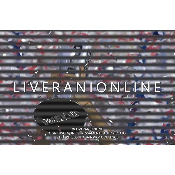 (101213) -- BUENOS AIRES, Dec. 13, 2010 () -- Estudiantes de la Plata\'s Leandro Desabato holds the Argentine First Division Championship cup after beating Arsenal in Buenos Aires, Argentina, on Dec. 12, 2010. (/Martin Zabala) AG. ALDO LIVERANI SAS ITALY ONLY