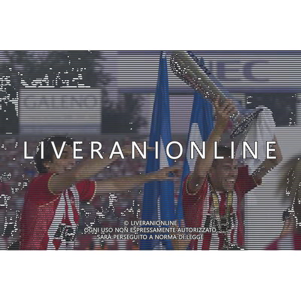 (101213) -- BUENOS AIRES, Dec. 13, 2010 () -- German Re (R) of Estudiantes de la Plata holds the Argentine First Division Championship cup while his teammate Rodrigo Brana celebrates after beating Arsenal in Buenos Aires, Argentina, on Dec. 12, 2010. (/Martin Zabala) AG. ALDO LIVERANI SAS ITALY ONLY