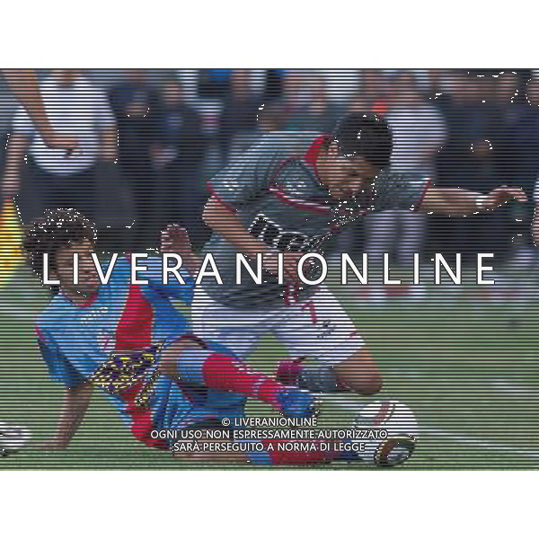 (101213) -- BUENOS AIRES, Dec. 13, 2010 () -- Estudiantes de la Plata\'s Enzo Perez (R) fights for the ball with Arsenal\'s Jorge Ortiz during an Argentine soccer league match in Buenos Aires in Buenos Aires, Argentina, on Dec. 12, 2010. (/Martin Zabala) AG. ALDO LIVERANI SAS ITALY ONLY