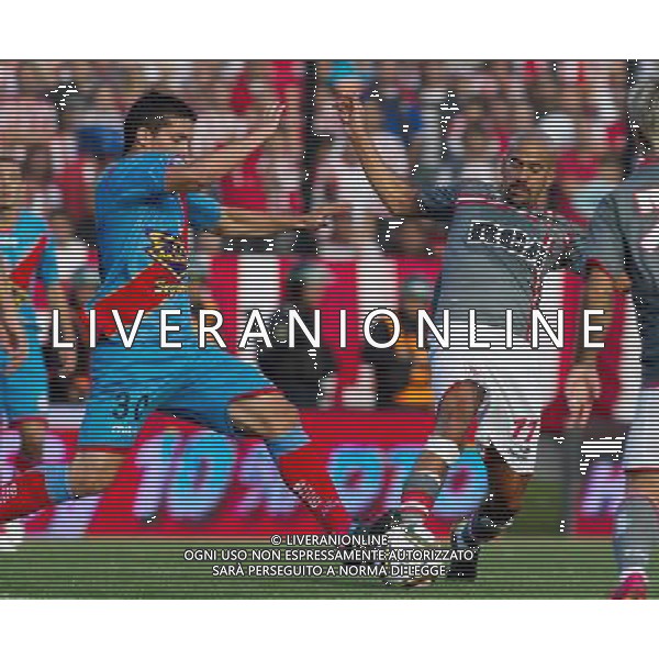 (101213) -- BUENOS AIRES, Dec. 13, 2010 () -- Estudiantes de la Plata\'s Sebastian Veron (R) fights for the ball with Arsenal\'s Ivan Marcone during an Argentine soccer league match in Buenos Aires, Argentina, on Dec. 12, 2010. (/Martin Zabala) AG. ALDO LIVERANI SAS ITALY ONLY