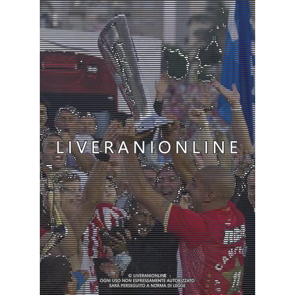 (101213) -- BUENOS AIRES, Dec. 13, 2010 () -- Estudiantes de la Plata\'s Juan Sebastian Veron (R) raises the Argentine First Division Championship cup after beating Arsenal in Buenos Aires, Argentina, on Dec. 12, 2010. (/Martin Zabala) AG. ALDO LIVERANI SAS ITALY ONLY