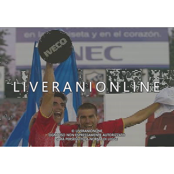 (101213) -- BUENOS AIRES, Dec. 13, 2010 () -- Estudiantes de la Plata\'s German Re (R) hugs his teammate Rodrigo Brana (L) who holds the Argentine First Division Championship after beating Arsenal in Buenos Aires, Argentina, on Dec. 12, 2010. (/Martin Zabala) AG. ALDO LIVERANI SAS ITALY ONLY