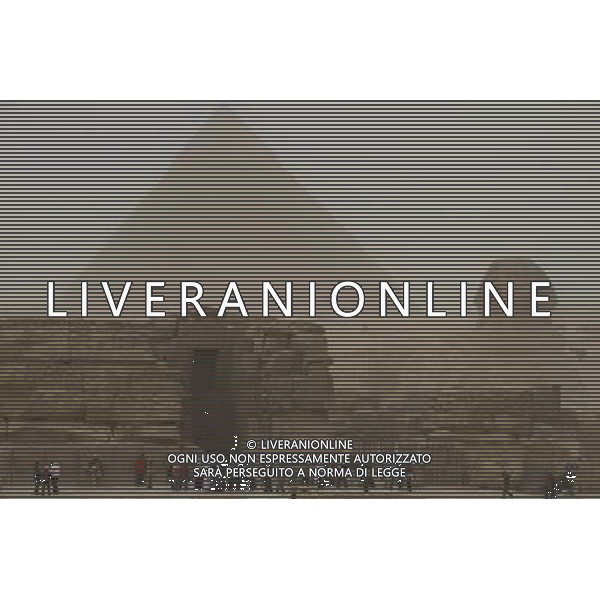 (101212) -- CAIRO, Dec. 12, 2010 () -- Tourists walk during a dust storm at the site of the great pyramids and Sphinx in Cairo, capital of Egypt, Dec. 12, 2010. (/Nasser Nouri) (zw) AG. ALDO LIVERANI SAS ITALY ONLY