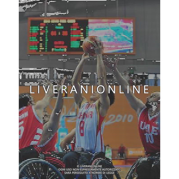 (101214) -- GUANGZHOU, Dec. 14, 2010 () -- Li Yiquan (C) of China shoots during the preliminary group A match of the men\'s wheelchair basketball competition against United Arab Emirates at the Guangzhou 2010 Asian Para Games in Guangzhou, south China\'s Guangdong Province, Dec. 14, 2010. China won 70-40. (/Hao Tongqian) AG. ALDO LIVERANI SAS ITALY ONLY
