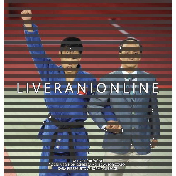 (101214) -- GUANGZHOU, Dec. 14, 2010 () -- Gold medalist Li Xiaodong (L) of China greets the audience after the men\'s 60kg Judo competition at the Guangzhou 2010 Asian Para Games in Guangzhou, south China\'s Guangdong Province, Dec. 14, 2010. (/Han Chuanhao) AG. ALDO LIVERANI SAS ITALY ONLY