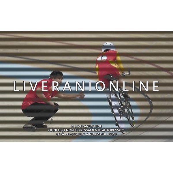 (101214) -- GUANGZHOU, Dec. 14, 2010 () -- Coach of China encourages Ye Yaping during the cycling track competition at the Guangzhou 2010 Asian Para Games in Guangzhou, south China\'s Guangdong Province, Dec. 14, 2010. (/Lu Hanxin) AG. ALDO LIVERANI SAS ITALY ONLY