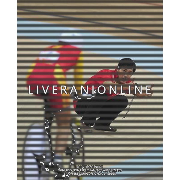 (101214) -- GUANGZHOU, Dec. 14, 2010 () -- Coach of China encourages Ye Yaping during the cycling track competition at the Guangzhou 2010 Asian Para Games in Guangzhou, south China\'s Guangdong Province, Dec. 14, 2010. (/Lu Hanxin) AG. ALDO LIVERANI SAS ITALY ONLY