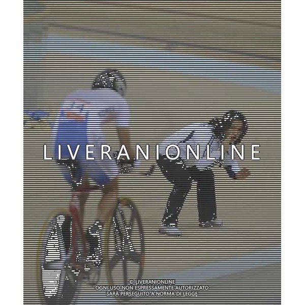 (101214) -- GUANGZHOU, Dec. 14, 2010 () -- Coach of South Korea encourages Jin Yong Sik during the cycling track competition at the Guangzhou 2010 Asian Para Games in Guangzhou, south China\'s Guangdong Province, Dec. 14, 2010. Jin Yong Sik won the bronze of the mixed C1-3M\'C1-5m 3km ind pursuit. (/Lu Hanxin) AG. ALDO LIVERANI SAS ITALY ONLY