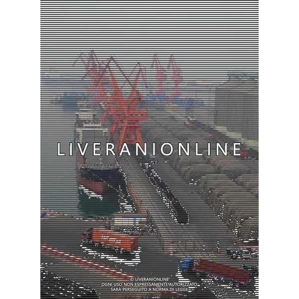 (101201) -- JINAN, Dec. 1, 2010 () -- File photo taken on Nov. 23, 2010 shows a dock of Qingdao port in Qingdao, a coastal city attracting lots of foreign companies to invest, east China\'s Shandong Province. China began to collect city maintenance and construction taxes and education-supporting taxes from foreign-funded companies, and individuals with commercial interests in the country, beginning Wednesday in a decision by the Chinese government. Zhang Hanya, chairman of the Investment Association of China (IAC) told Tuesday, saying the introduction of the new taxes did not mean the environment to invest in China was worsening, adding taxes were not the only thing companies looked at when investing in China. \'It also depended on the country\'s huge population of 1.3 billion, its huge market, and growth potential,\' Zhang said. (/Xu Suhui) (wyo) AG. ALDO LIVERANI SAS ITALY ONLY