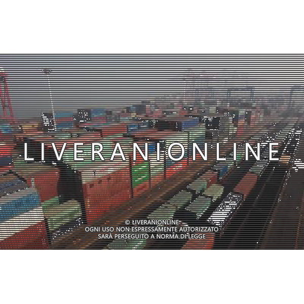 (101201) -- LIANYUNGANG, Dec. 1, 2010 () -- Photo taken on Dec. 1, 2010 shows the Lianyungang Port in Liangyungang, east China\'s Jiangsu Province. It is the 18th anniversary of the launching of the second Asia-Europe Land Bridge Wednesday. The Land Bridge, put into operation in 1992, is the most economical and fastest Asia-Europe land rail route at present. The 10,870-km route starts from east China\'s coastal city of Lianyungang, and finishes at Netherland\'s Rotterdam. (/Wang Jianmin) (wxy) AG. ALDO LIVERANI SAS ITALY ONLY