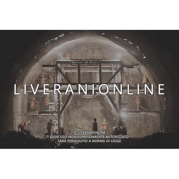 (101201) -- YUNCHENG, Dec. 1, 2010 () -- Workers dig a tunnel, which is part of the Yuncheng-Lingbao Highway Road, in the Zhongtiao Mountain in Yuncheng City, north China\'s Shanxi Province, Nov. 30, 2010. The Yuncheng-Lingbao Highway Road connecting Shanxi Province and central China\'s Henan Province, with a total length of 30.95 km including 9.67 km of the tunnel in the Zhongtiao Mountain, will be put into service in 2013. (/Chen Wei) AG. ALDO LIVERANI SAS ITALY ONLY