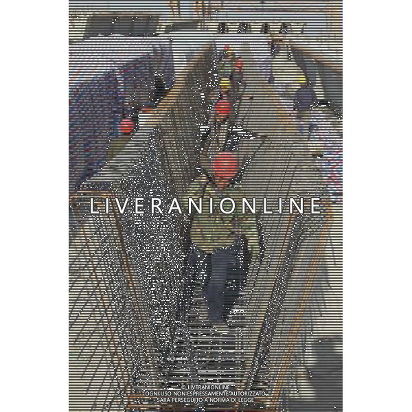 (101201) -- YUNCHENG, Dec. 1, 2010 () -- Workers move steel bars at a construction site of the Yuncheng-Lingbao Highway Road, in Yuncheng City, north China\'s Shanxi Province, Nov. 30, 2010. The Yuncheng-Lingbao Highway Road connecting Shanxi Province and central China\'s Henan Province, with a total length of 30.95 km including 9.67 km of the tunnel in the Zhongtiao Mountain, will be put into service in 2013. (/Chen Wei) AG. ALDO LIVERANI SAS ITALY ONLY