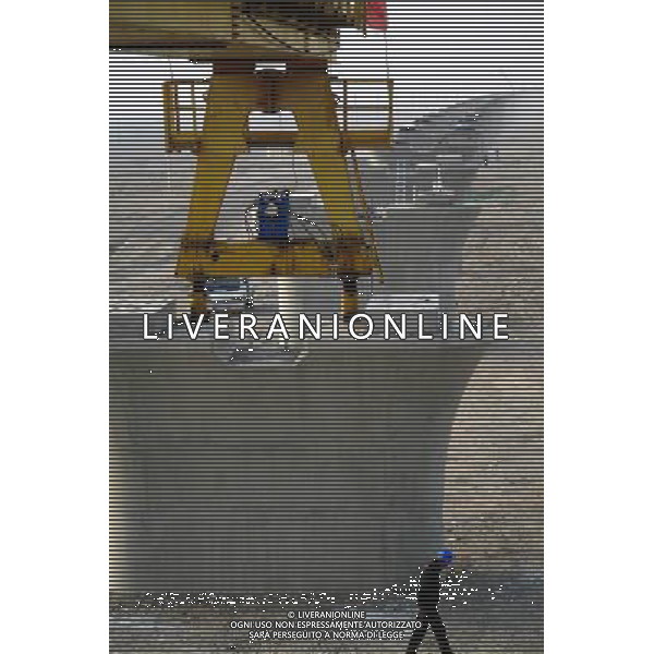 (101201) -- TURPAN, Dec. 1, 2010 () -- Photo taken on Nov. 30, 2010 shows bridge pillars of the Lanzhou-Xinjiang Railway crossing the wind field, which is dubbed as \'ghost\' for that windstorms of above 100 km per hour often running through it which once overthrown a train in 2007, in Turpan, northwest China\'s Xinjiang Uygur Autonomous Region. Workers began laying 900-ton box girders on Tuesday onto those pillars with a total length of 7.795 km in the \'ghost\' wind field. The box girder laying operation will be finish by next April. (/Jiang Xiaoming) (zn) AG. ALDO LIVERANI SAS ITALY ONLY