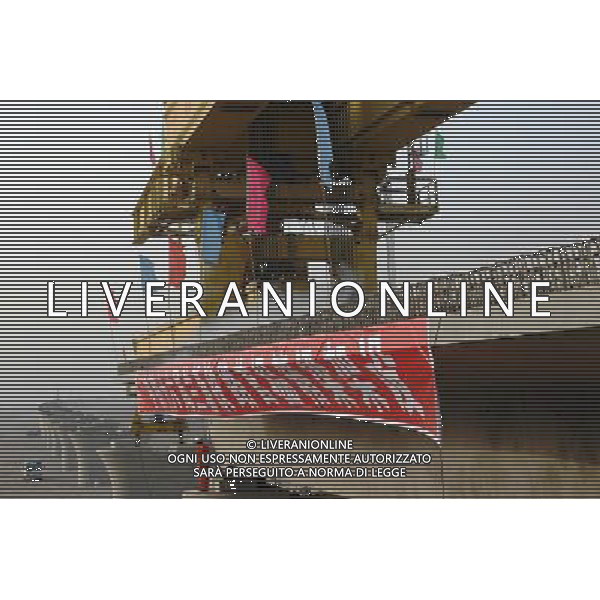 (101201) -- TURPAN, Dec. 1, 2010 () -- Wokers lay the first box girder onto bridge pillars of the Lanzhou-Xinjiang Railway crossing the wind field, which is dubbed as \'ghost\' for that windstorms of above 100 km per hour often running through it which once overthrown a train in 2007, in Turpan, northwest China\'s Xinjiang Uygur Autonomous Region, Nov. 30, 2010. Workers began laying 900-ton box girders on Tuesday onto those pillars with a total length of 7.795 km in the \'ghost\' wind field. The box girder laying operation will be finished by next April. (/Jiang Xiaoming) (zn) AG. ALDO LIVERANI SAS ITALY ONLY