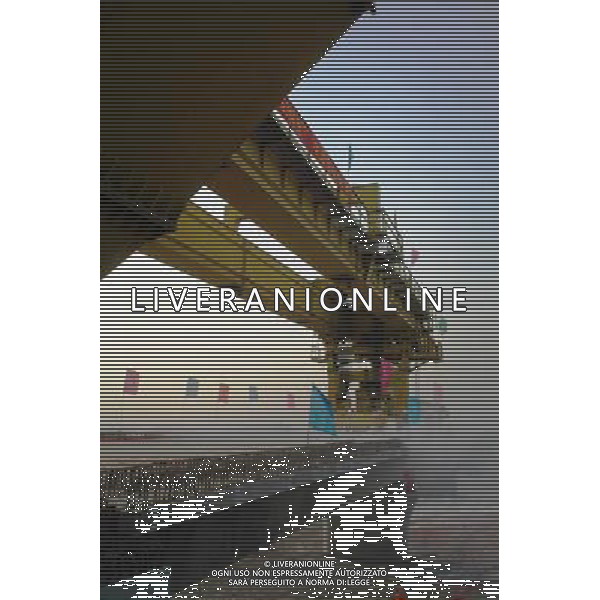 (101201) -- TURPAN, Dec. 1, 2010 () -- Wokers lay the first box girder onto bridge pillars of the Lanzhou-Xinjiang Railway crossing the wind field, which is dubbed as \'ghost\' for that windstorms of above 100 km per hour often running through it which once overthrown a train in 2007, in Turpan, northwest China\'s Xinjiang Uygur Autonomous Region, Nov. 30, 2010. Workers began laying 900-ton box girders on Tuesday onto those pillars with a total length of 7.795 km in the \'ghost\' wind field. The box girder laying operation will be finished by next April. (/Jiang Xiaoming) (zn) AG. ALDO LIVERANI SAS ITALY ONLY