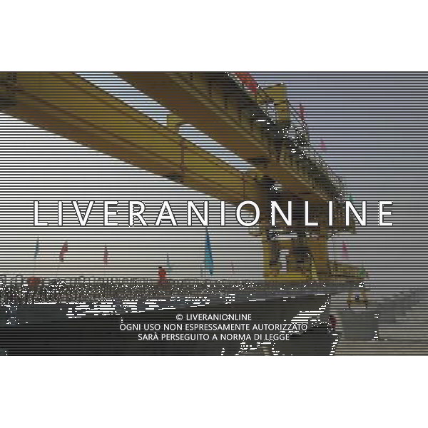 (101201) -- TURPAN, Dec. 1, 2010 () -- Wokers lay the first box girder onto bridge pillars of the Lanzhou-Xinjiang Railway crossing the wind field, which is dubbed as \'ghost\' for that windstorms of above 100 km per hour often running through it which once overthrown a train in 2007, in Turpan, northwest China\'s Xinjiang Uygur Autonomous Region, Nov. 30, 2010. Workers began laying 900-ton box girders on Tuesday onto those pillars with a total length of 7.795 km in the \'ghost\' wind field. The box girder laying operation will be finished by next April. (/Jiang Xiaoming) (zn) AG. ALDO LIVERANI SAS ITALY ONLY