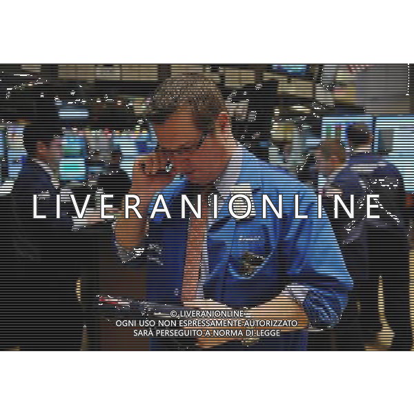 (101214) -- NEW YORK, Dec. 14, 2010 () -- A trader works on the trading floor at the New York Stock Exchange in New York, the United States, Dec. 14, 2010. The U.S. stocks on Tuesday ended slightly up with the Dow Jones industrial average hitting its intraday high in two years. (/Shen Hong) (wjd) AG. ALDO LIVERANI SAS ITALY ONLY