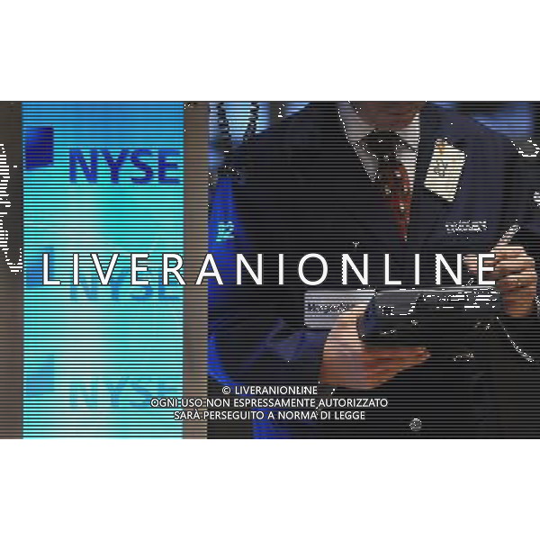 (101214) -- NEW YORK, Dec. 14, 2010 () -- A trader works on the trading floor at the New York Stock Exchange in New York, the United States, Dec. 14, 2010. The U.S. stocks on Tuesday ended slightly up with the Dow Jones industrial average hitting its intraday high in two years. (/Shen Hong) (wjd) AG. ALDO LIVERANI SAS ITALY ONLY