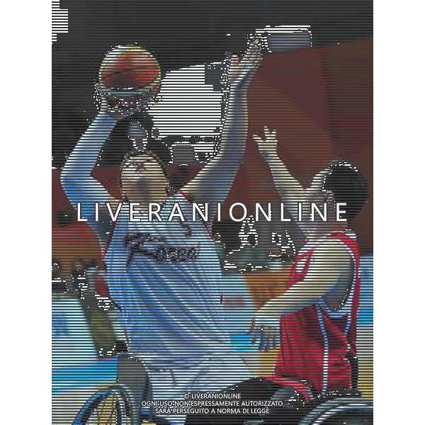 (101215) -- GUANGZHOU, Dec. 15, 2010 () -- Gim Donghyeon (L) of South Korea shoots the ball during the men\'s wheelchair basketball preliminaries Group B match against Hong Kong of China at the Guangzhou 2010 Asian Para Games in Guangzhou, south China\'s Guangdong Province, Dec. 15, 2010. (/Hao Tongqian) AG. ALDO LIVERANI SAS ITALY ONLY