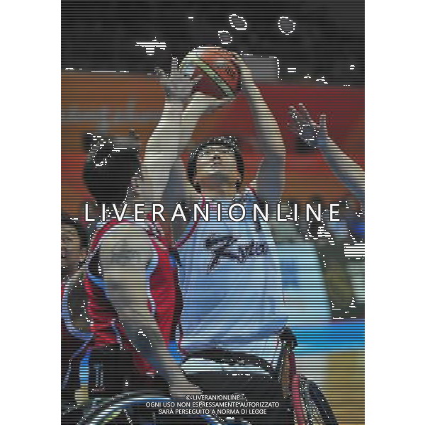 (101215) -- GUANGZHOU, Dec. 15, 2010 () -- Jang Kyungsik (R) of South Korea shoots the ball during the men\'s wheelchair basketball preliminaries Group B match against Hong Kong of China at the Guangzhou 2010 Asian Para Games in Guangzhou, south China\'s Guangdong Province, Dec. 15, 2010. (/Hao Tongqian) AG. ALDO LIVERANI SAS ITALY ONLY