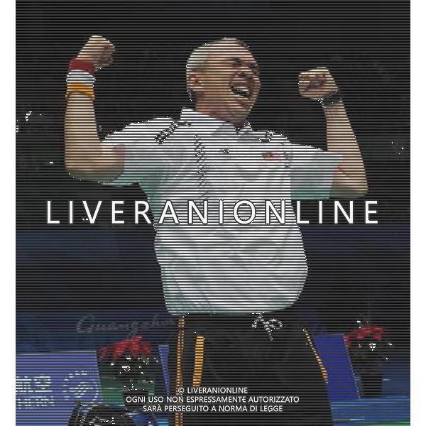 (101215) -- GUANGZHOU, Dec. 15, 2010 () -- Md Radhi Juhari of Malaysia reacts after winning bronze in the men\'s singles BMSTL1 bronze medal match of badminton event against Subpong Meepian of Thailand at the Guangzhou 2010 Asian Para Games in Guangzhou, south China\'s Guangdong Province, Dec. 15, 2010. (/Wang Song) AG. ALDO LIVERANI SAS ITALY ONLY