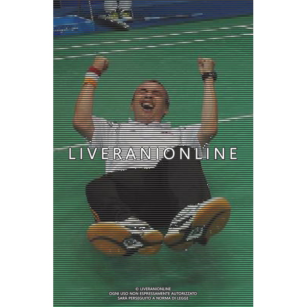 (101215) -- GUANGZHOU, Dec. 15, 2010 () -- Md Radhi Juhari of Malaysia reacts after winning bronze in the men\'s singles BMSTL1 bronze medal match of badminton event against Subpong Meepian of Thailand at the Guangzhou 2010 Asian Para Games in Guangzhou, south China\'s Guangdong Province, Dec. 15, 2010. (/Wang Song) AG. ALDO LIVERANI SAS ITALY ONLY