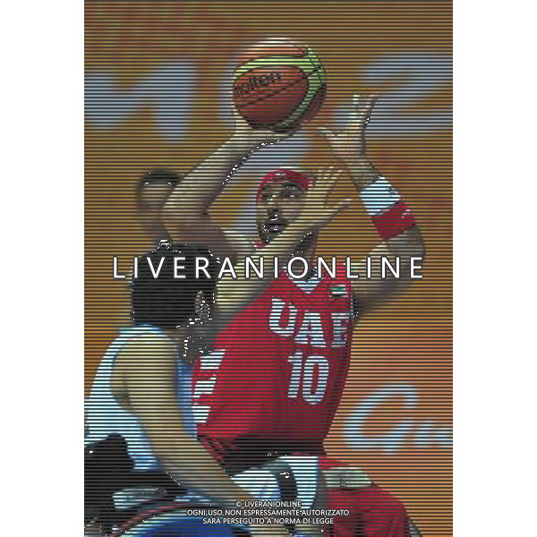(101215) -- GUANGZHOU, Dec. 15, 2010 () -- Mohamed Alzarouni (R) of the United Arab Emirates shoots during the preliminary group A match of men\'s wheelchair basketball competition against Malaysia at the Guangzhou 2010 Asian Para Games in Guangzhou, south China\'s Guangdong Province, Dec. 15, 2010. The United Arab Emirates won 51-46. (/Hao Tongqian) AG. ALDO LIVERANI SAS ITALY ONLY