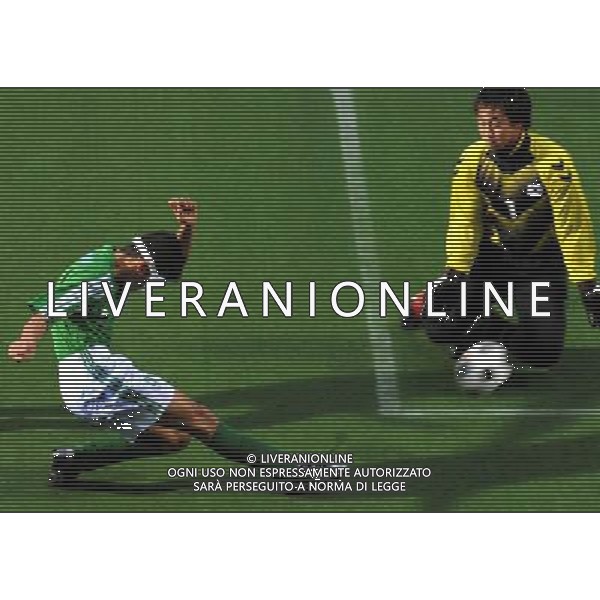 (101215) -- GUANGZHOU, Dec. 15, 2010 () -- Iran\'s Shah Hosseini Ardekani (L) shoots during the preliminary of men\'s football 5-a-side competition against South Korea at the Guangzhou 2010 Asian Para Games in Guangzhou, south China\'s Guangdong Province, Dec. 15, 2010. Iran won 2-0. (/Wang Song) AG. ALDO LIVERANI SAS ITALY ONLY