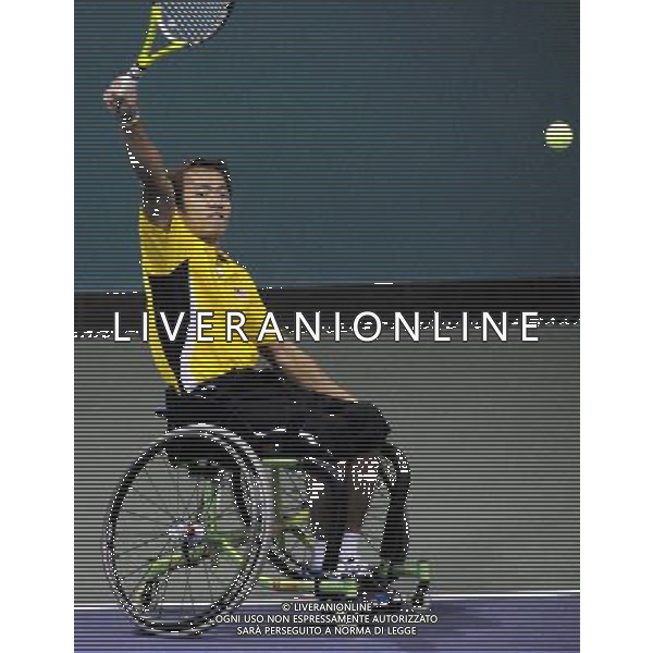(101215) -- GUANGZHOU, Dec. 15, 2010 () -- Malaysia\'s Kee King Hong returns to Chinese Taipei\'s Cheng Han Tsung during the consolation quarterfinal of the men\'s singles open of wheelchair tennis competition at the Guangzhou 2010 Asian Para Games in Guangzhou, south China\'s Guangdong Province, Dec. 15, 2010. Kee King Hong won 2-0. (/Yue Yuewei) AG. ALDO LIVERANI SAS ITALY ONLY