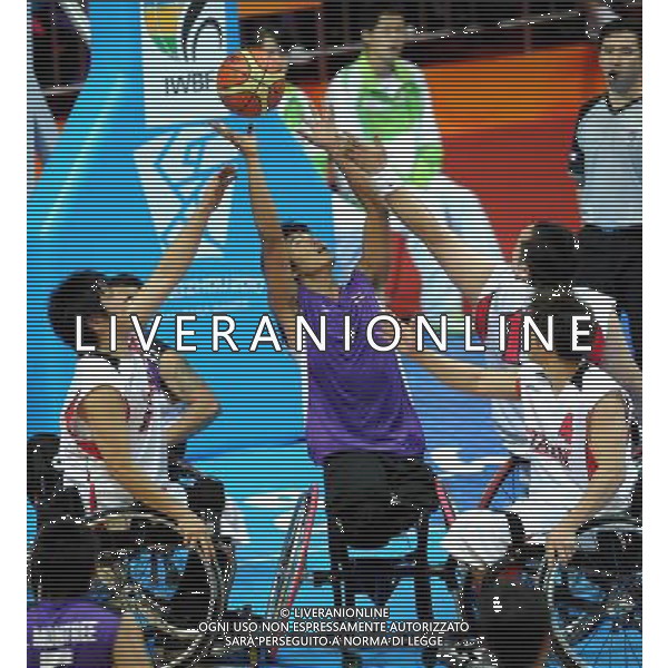(101215) -- GUANGZHOU, Dec. 15, 2010 () -- Thailand\'s Kwanchai Pimkorn (C) shoots during the preliminary group A match of the men\'s wheelchair basketball competition against Japan at the Guangzhou 2010 Asian Para Games in Guangzhou, south China\'s Guangdong Province, Dec. 15, 2010. Japan won 64-45. (/Fan Changguo) AG. ALDO LIVERANI SAS ITALY ONLY
