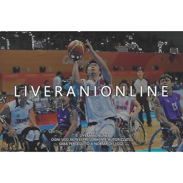(101215) -- GUANGZHOU, Dec. 15, 2010 () -- Japan\'s Daisuke Tsuchiko (C) shoots during the preliminary group A match of the men\'s wheelchair basketball competition against Thailand at the Guangzhou 2010 Asian Para Games in Guangzhou, south China\'s Guangdong Province, Dec. 15, 2010. Japan won 64-45. (/Hao Tongqian) AG. ALDO LIVERANI SAS ITALY ONLY