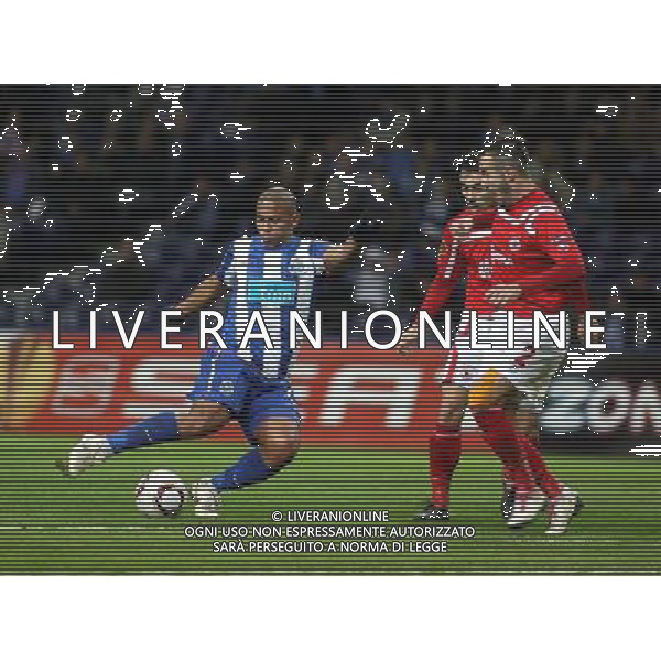 20101215: PORTO, PORTUGAL - FC Porto vs CSKA Sofia: UEFA Europa League 2010/2011 - Group Stage. NELLA FOTO Walter Silva (L) PHOTO: Manuel Azevedo/CITYFILES/NEWSPIX.PL AG ALDO LIVERANI ONLY ITALY 