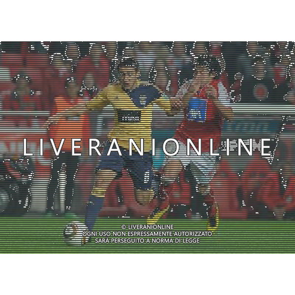 20101212: LISBON, PORTUGAL - SL Benfica vs SC Braga: Portuguese Cup 2010/2011. In picture: Eduardo Salvio (Benfica) and Guilherme Marques (Braga) PHOTO: Alvaro Isidoro/CITYFILES/NEWSPIX.PL AG ALDO LIVERANI ONLY ITALY 