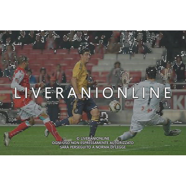 20101212: LISBON, PORTUGAL - SL Benfica vs SC Braga: Portuguese Cup 2010/2011. In picture: Oscar Cardozo (Benfica) and Artur Moraes (Braga goalkeeper) PHOTO: Alvaro Isidoro/CITYFILES/NEWSPIX.PL AG ALDO LIVERANI ONLY ITALY 