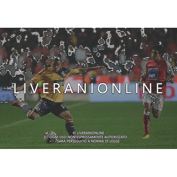 20101212: LISBON, PORTUGAL - SL Benfica vs SC Braga: Portuguese Cup 2010/2011. In picture: Maxi Pereira (Benfica). PHOTO: Alvaro Isidoro/CITYFILES/NEWSPIX.PL AG ALDO LIVERANI ONLY ITALY 