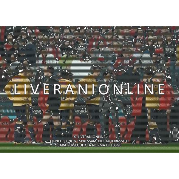 20101212: LISBON, PORTUGAL - SL Benfica vs SC Braga: Portuguese Cup 2010/2011. In picture: Rui Costa (Benfica sports director) tries to calm down Benfica players at the half time. PHOTO: Alvaro Isidoro/CITYFILES/NEWSPIX.PL AG ALDO LIVERANI ONLY ITALY 