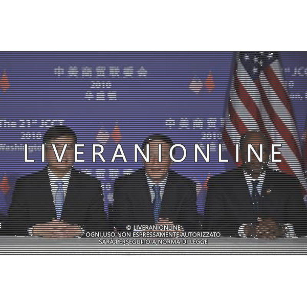 (101216) -- WASHINGTON, Dec. 16, 2010 () -- Visiting Chinese Vice Premier Wang Qishan (C), U.S. Commerce Secretary Gary Locke (L) and Trade Representative Ron Kirk attend a press conference in Washington, the United States, on Dec. 15, 2010. A plenary session of the annual trade talks between China and the United States opened in Washington D.C. on Wednesday. (/Zhang Jun) (lr) AG. ALDO LIVERANI SAS ITALY ONLY
