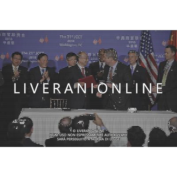 (101216) -- WASHINGTON, Dec. 16, 2010 () -- Chinese Vice Premier Wang Qishan (2nd L), U.S. Commerce Secretary Gary Locke (3rd L), and Trade Representative Ron Kirk (3rd R rear) attend the signing ceremony during the 21st U.S.-China Joint Commission on Commerce and Trade meeting in Washington D.C., Dec. 15, 2010. (/Zhang Jun) (zx) AG. ALDO LIVERANI SAS ITALY ONLY