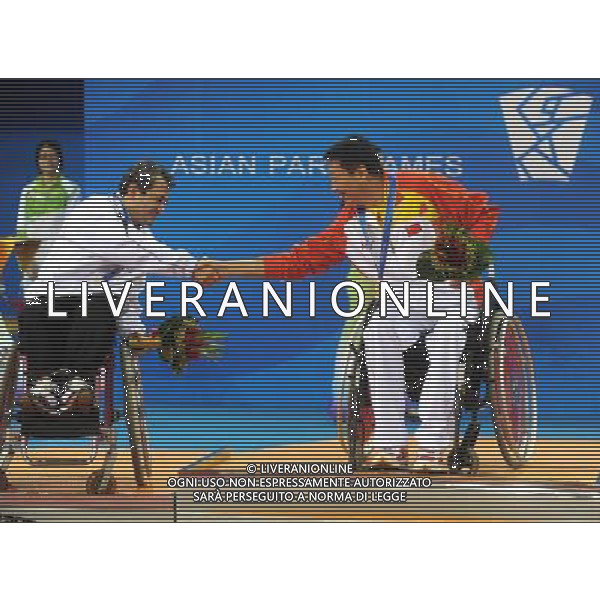 (101216) -- GUANGZHOU, Dec. 16, 2010 () -- China\'s Bai Gang (R) shakes hands with Iran\'s Javad Fouladitarghi on the awarding podium after the men\'s table tennis singles TT5 final at the 2010 Asian Para Games in Guangzhou, capital city of south China\'s Guangdong Province, Dec. 16, 2010. Bai Gang beat Javad Fouladitarghi in the final 3-1 and took the gold medal of the event. (/Xu Yu) (zc) AG. ALDO LIVERANI SAS ITALY ONLY