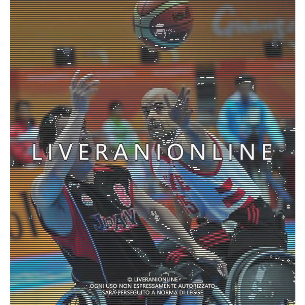(101216) -- GUANGZHOU, Dec. 16, 2010 () -- Fujimoto Reo (L) of Japan vies with Tariq Baniyas of United Arab Emirates during the men\'s wheelchair basketball preliminary match between Japan and United Arab Emirates at the 2010 Asian Para Games in Guangzhou, capital city of south China\'s Guangdong Province, Dec. 16, 2010. Japan beat United Arab Emirates by 90-25. (/Hao Tongqian) (zc) AG. ALDO LIVERANI SAS ITALY ONLY