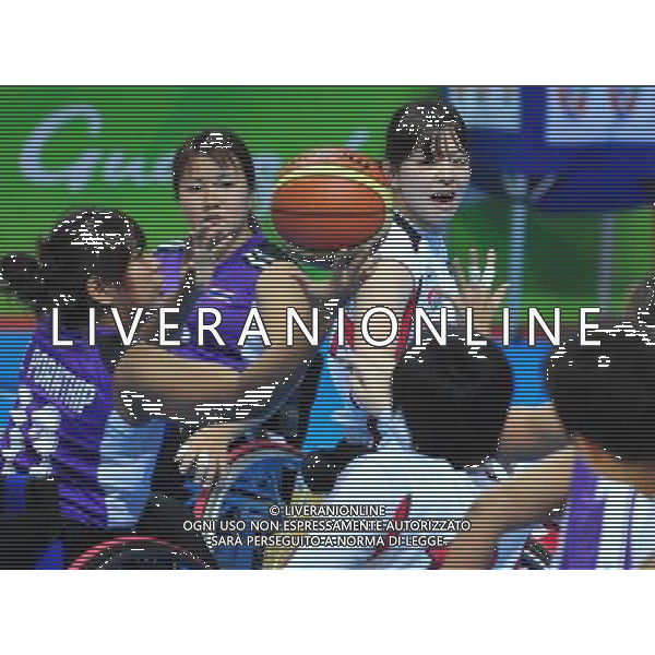 (101213) -- GUANGZHOU, Dec. 13, 2010 () -- Thailand\'s Pornthip Kachunram (L) vies for the ball during the women\'s wheelchair basketball group match against Japan at the Guangzhou 2010 Asian Para Games in Guangzhou, south China\'s Guangdong Province, Dec. 13, 2010. (/Hao Tongqian) AG. ALDO LIVERANI SAS ITALY ONLY