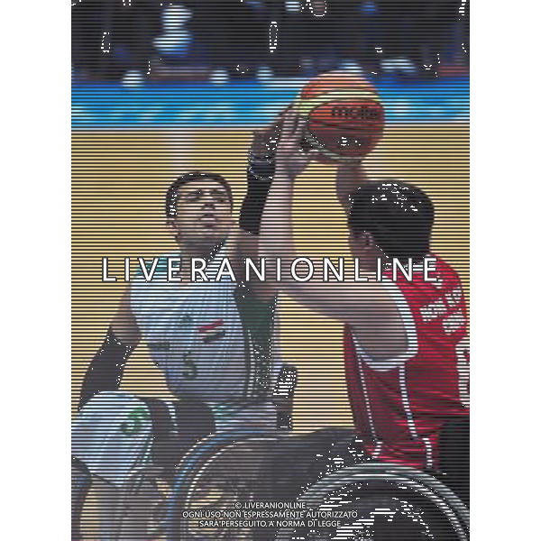 (101213) -- GUANGZHOU, Dec. 13, 2010 () -- Iraq\'s Ayad Ali (L) vies for the ball during the men\'s wheelchair basketball preliminary Group B match against Hong Kong of China at the Guangzhou 2010 Asian Para Games in Guangzhou, south China\'s Guangdong Province, Dec. 13, 2010. (/Hao Tongqian) AG. ALDO LIVERANI SAS ITALY ONLY