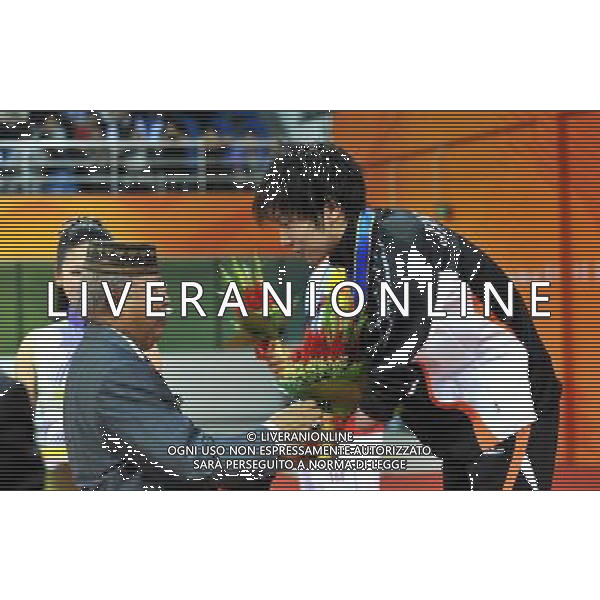(101213) -- GUANGZHOU, Dec. 13, 2010 () -- Japan\'s Takuro Yamada (R) receives flowers from Mr. Dato Zainal Abu Zarin, President of the Asian Paralympic Committee, during the awarding ceremony for the men\'s 400m freestyle-S9 of swimming event at the Guangzhou 2010 Asian Para Games in Guangzhou, south China\'s Guangdong Province, Dec. 13, 2010. (/Nie Jianjiang) AG. ALDO LIVERANI SAS ITALY ONLY