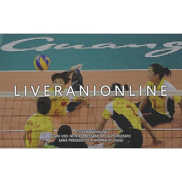 (101213) -- GUANGZHOU, Dec. 13, 2010 () -- Su Limei (1st L, back) of China competes during the robin round of women\'s volleyball sitting against Pakistan at the Guangzhou 2010 Asian Para Games in Guangzhou, south China\'s Guangdong Province, on Dec. 13, 2010. China won 3-0. (/Jiang Hongjing) AG. ALDO LIVERANI SAS ITALY ONLY
