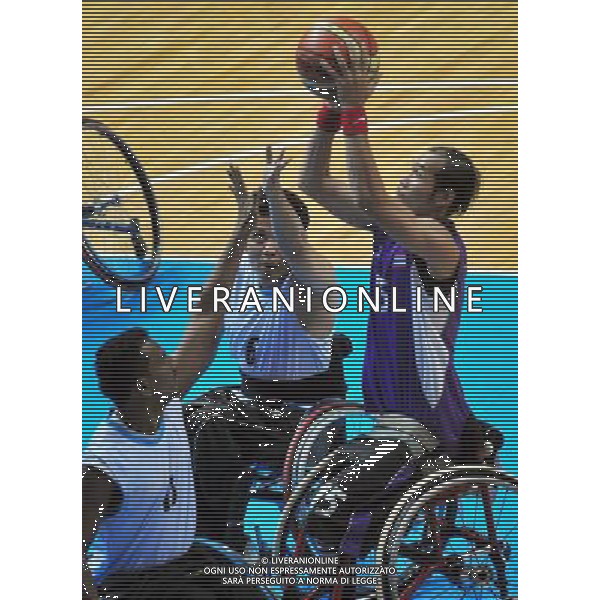 (101213) -- GUANGZHOU, Dec. 13, 2010 () -- Aekkasit Jumjarean (R) of Thailand shoots during the preliminary pool A match of men\'s wheelchair basketball competition against Malaysia at the Guangzhou 2010 Asian Para Games in Guangzhou, south China\'s Guangdong Province, on Dec. 13, 2010. Thailand won 71-37. (/Hao Tongqian) AG. ALDO LIVERANI SAS ITALY ONLY